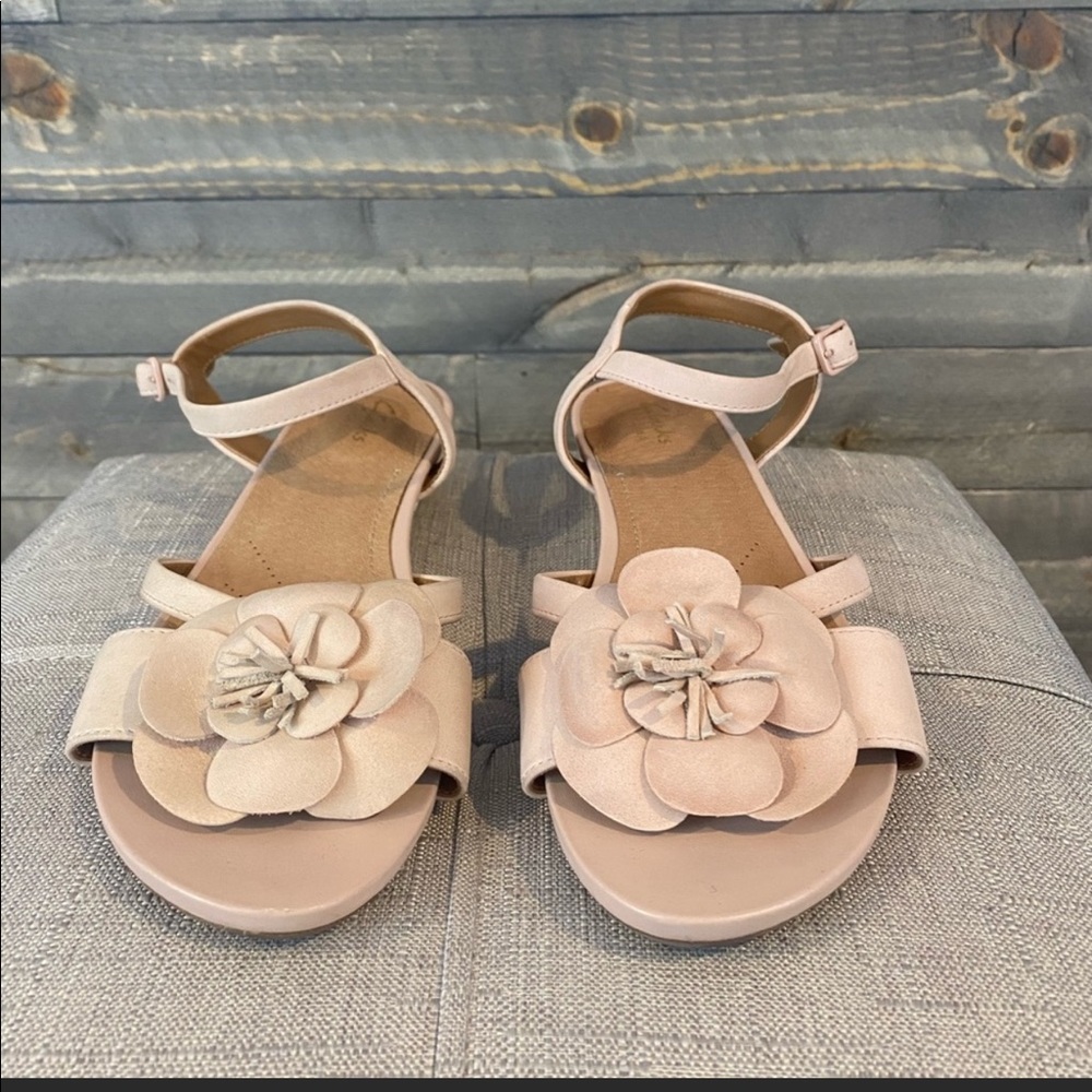 Pink artisan Clark’s with low wedge and flower